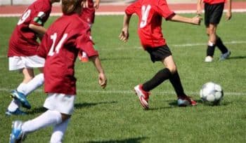 Des jeunes enfants jouant au football