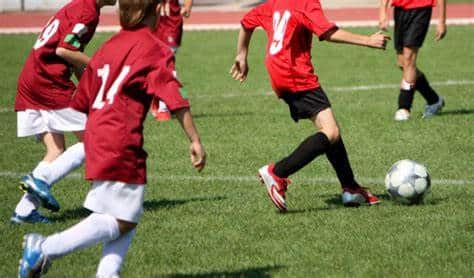 Des jeunes enfants jouant au football